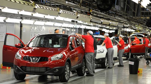 FILE PHOTO: A worker is seen completing final checks on the production line at Nissan car plant in Sunderland, northern England, June 24, 2010. - Sputnik International