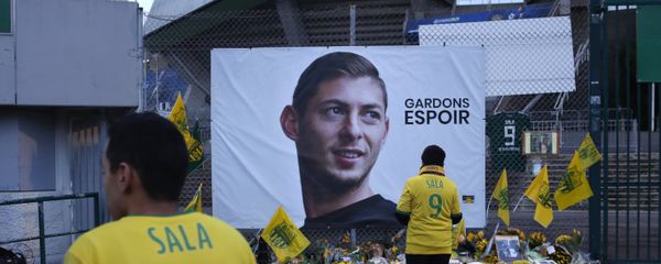Nantes soccer team supporters stand by a poster of Argentinian player Emiliano Sala and reading Let's keep hope outside La Beaujoire stadium before the French soccer League One match Nantes against Saint-Etienne, in Nantes, western France, Wednesday, Jan.30, 2019 Nantes soccer team supporters stand by a poster of Argentinian player Emiliano Sala and reading Let's keep hope outside La Beaujoire stadium before the French soccer League One match Nantes against Saint-Etienne, in Nantes, western France, Wednesday, Jan.30, 2019 - Sputnik International