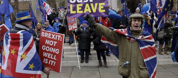 A pro-leave supporter, right, hods a placard in front of a group of pro-remain supporters during demonstrations in London, Tuesday, Jan. 29, 2019. Britain's Parliament is set to vote on competing Brexit plans, with Prime Minister Theresa May desperately seeking a mandate from lawmakers to help secure concessions from the European Union. A pro-leave supporter, right, hods a placard in front of a group of pro-remain supporters during demonstrations in London, Tuesday, Jan. 29, 2019. Britain's Parliament is set to vote on competing Brexit plans, with Prime Minister Theresa May desperately seeking a mandate from lawmakers to help secure concessions from the European Union. - Sputnik International