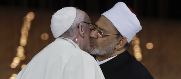 Pope Francis Hugs Sheikh Ahmed el-Tayeb, the Grand Imam of Egypt's Al-Azhar Pope Francis Hugs Sheikh Ahmed el-Tayeb, the Grand Imam of Egypt's Al-Azhar - Sputnik International