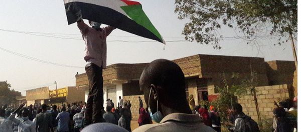 Demonstrators against President al-Bashir hold up a Sudanese flag during protests in Omdurman in January 2019 - Sputnik International