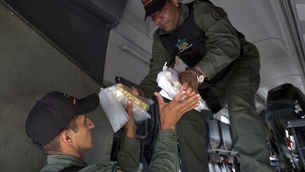 Members of a military agency that transports valuables remove gold bars from a military plane to be taken to Venezuela's Central Bank, at the Carlota military airport in Caracas, Venezuela, Thursday, March 1, 2018. - Sputnik International