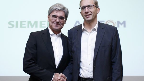 Alstom CEO Henri Poupart-Lafarge, right, shakes hands with Siemens CEO Joe Kaeser in Paris (File) - Sputnik International