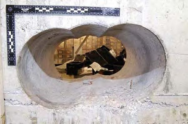 The hole in the wall of the Hatton Garden vault, which was made by special cutting equipment The hole in the wall of the Hatton Garden vault, which was made by special cutting equipment - Sputnik International