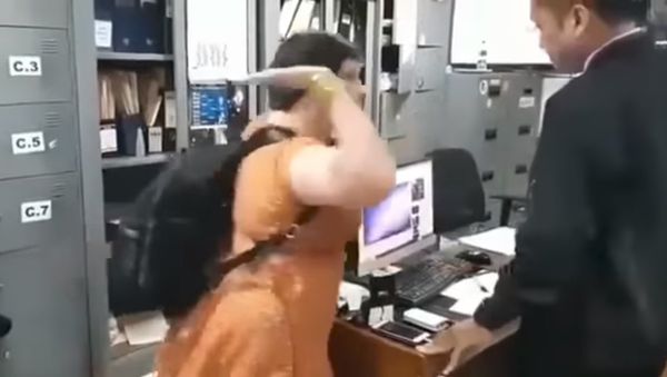 Auj-e Taqqadas slaps an immigration official at Ngurah Rai International Airport - Sputnik International