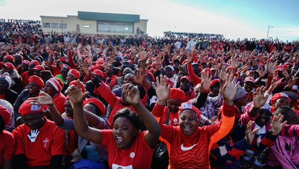 Zimbabwe main opposition party Movement for Democratic Change Alliance supporters cheer as they gather to listen to their leader Nelson Chamisa during an election campaign rally on July 21, 2018 at White City stadium in Bulawayo - Sputnik International