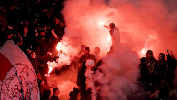 Supporters launch smoke flares during the training session of Ajax Amsterdam on April 1, 2017 in Amsterdam, on the eve of the Dutch Eredivisie football match between Ajax Amsterdam and Feyenoord Rotterdam. - Sputnik International