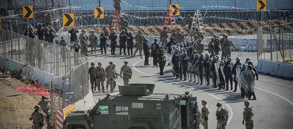 United States Military personel and Border Patrol agents secure the United States-Mexico border on November 25, 2018 at the San Ysidro border crossing point south of San Diego, California. - Sputnik International