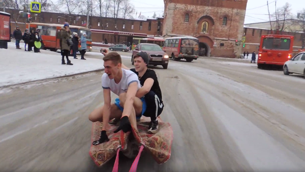 Russians Cruise Through Nizhny Novgorod on ‘Magic Carpet’ - Sputnik International
