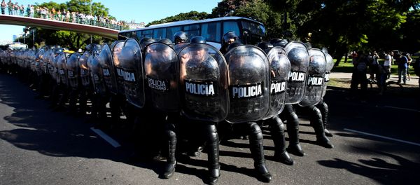 Riot police stand guard after clashes with protesters during a rally in support of Venezuelan President Nicolas Maduro outside the University of Buenos Aires' Law School, in Argentina, February 5, 2019 - Sputnik International