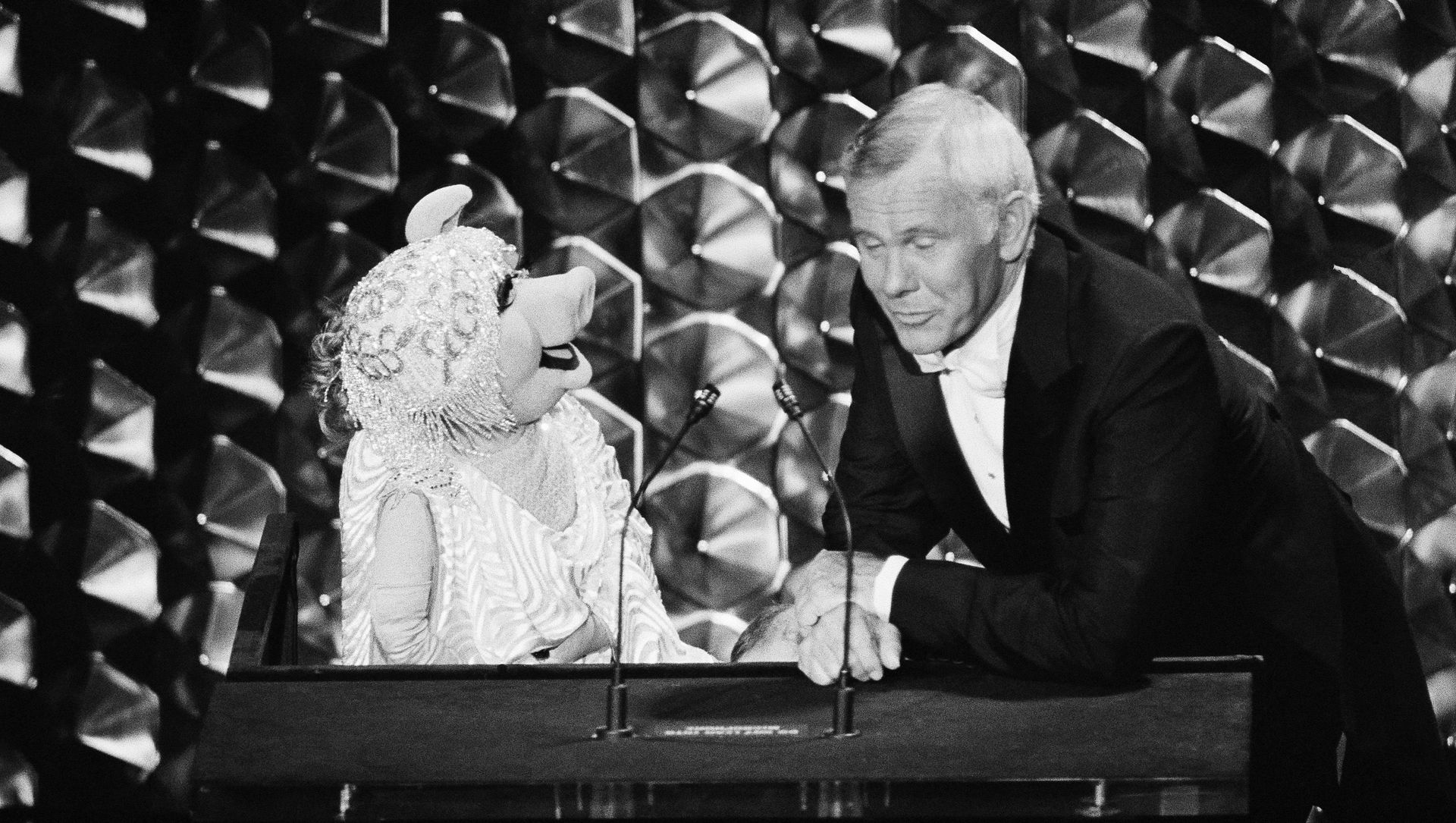 Host of the Academy Awards, Johnny Carson, gets an earful from Muppet character Miss Piggy as she vents her displeasure at not having been nominated for the 52nd Oscars in Los Angeles, Monday, 14 April 1980. Host of the Academy Awards, Johnny Carson, gets an earful from Muppet character Miss Piggy as she vents her displeasure at not having been nominated for the 52nd Oscars in Los Angeles, Monday, 14 April 1980. - Sputnik International, 1920, 22.02.2021