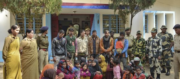 Indian police officials stand next to Rohingya Muslims after they were arrested in two northeastern states, outside a police station in Agartala, India, Tuesday, Jan. 22, 2019 Indian police officials stand next to Rohingya Muslims after they were arrested in two northeastern states, outside a police station in Agartala, India, Tuesday, Jan. 22, 2019 - Sputnik International
