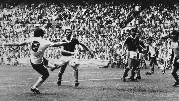 Trevor Francis scores for England against Czechoslovakia during the 1982 World Cup in Spain - Sputnik International