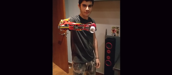 Andorran teen David Aguilar demonstrating the prosthetic Lego arm he built for himself Andorran teen David Aguilar demonstrating the prosthetic Lego arm he built for himself - Sputnik International