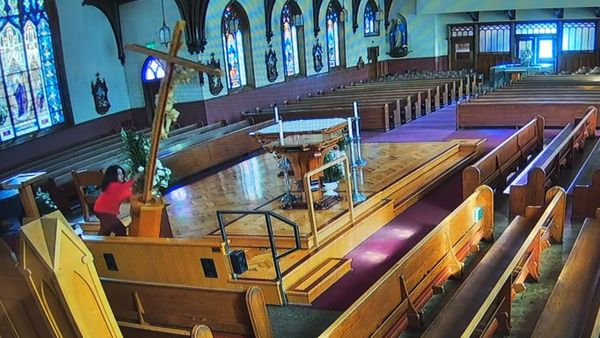 Woman Overturns 4,5 Metre Crucifix on Altar in Californian Church - Sputnik International