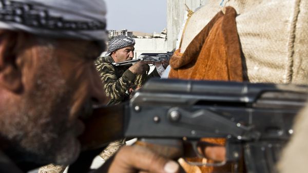 Fighters from the Free Syrian Army and the Kurdish People's Protection Units (YPG) join forces to fight Daesh* group militants  - Sputnik International