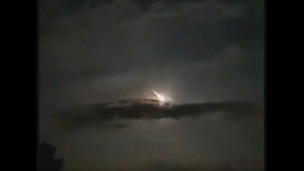 A bright object, possibly a meteorite, flying in the night sky over Venezuela A bright object, possibly a meteorite, flying in the night sky over Venezuela - Sputnik International