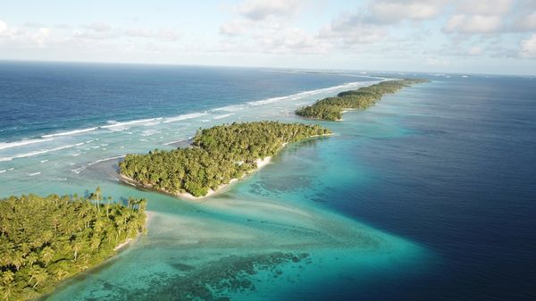 This Oct. 23, 2017 aerial photo shows the thin strip of coral atolls separating the ocean from the lagoon in Majuro, Marshall Islands - Sputnik International