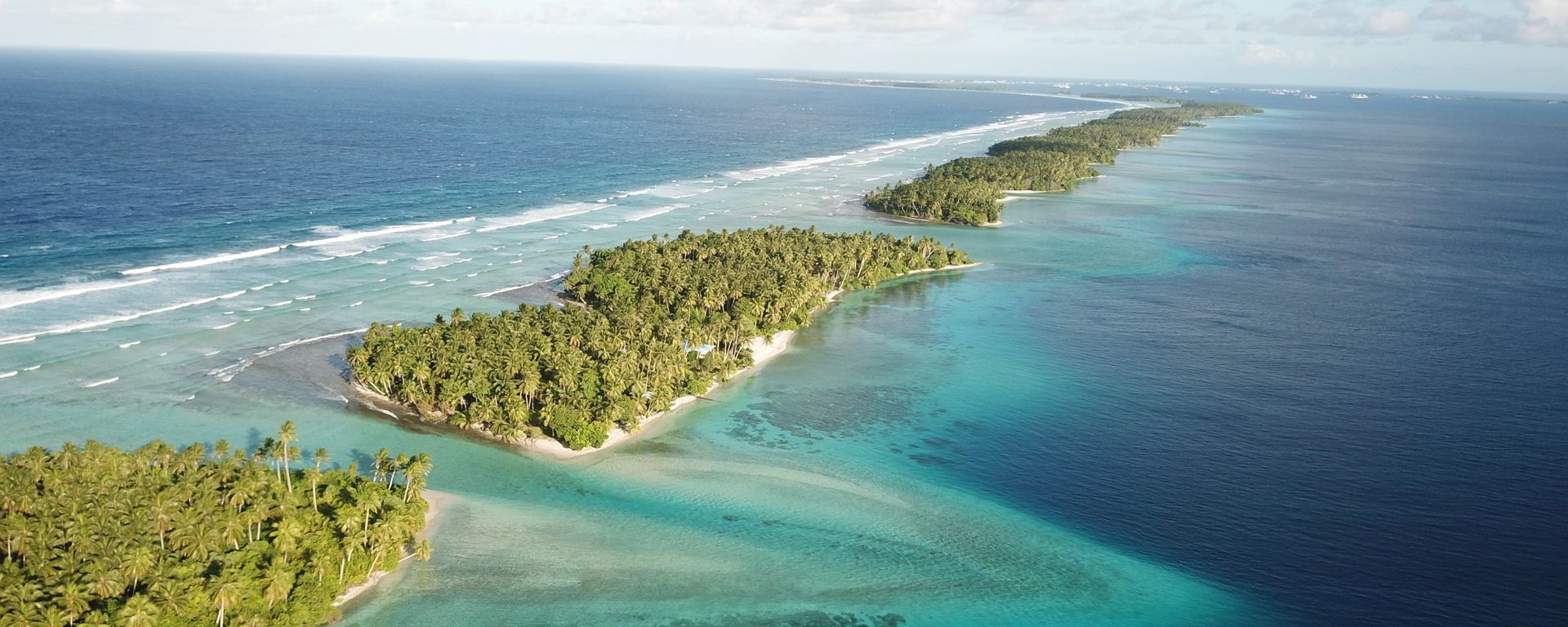 This Oct. 23, 2017 aerial photo shows the thin strip of coral atolls separating the ocean from the lagoon in Majuro, Marshall Islands This Oct. 23, 2017 aerial photo shows the thin strip of coral atolls separating the ocean from the lagoon in Majuro, Marshall Islands - Sputnik International, 1920, 02.04.2021