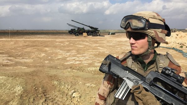 A French soldier engaged in the Operation Chammal, the French military operation within Operation Inherent Resolve, the international coalition against the Islamic State (IS) group, stands guard by three wheeled 155 mm gun-howitzer CAESAR systems (trucks equipped with an artillery system) on February 9, 2019, near Al-Qaim, a few kilometres away from the last scrap of territory held by IS in eastern Syria - Sputnik International