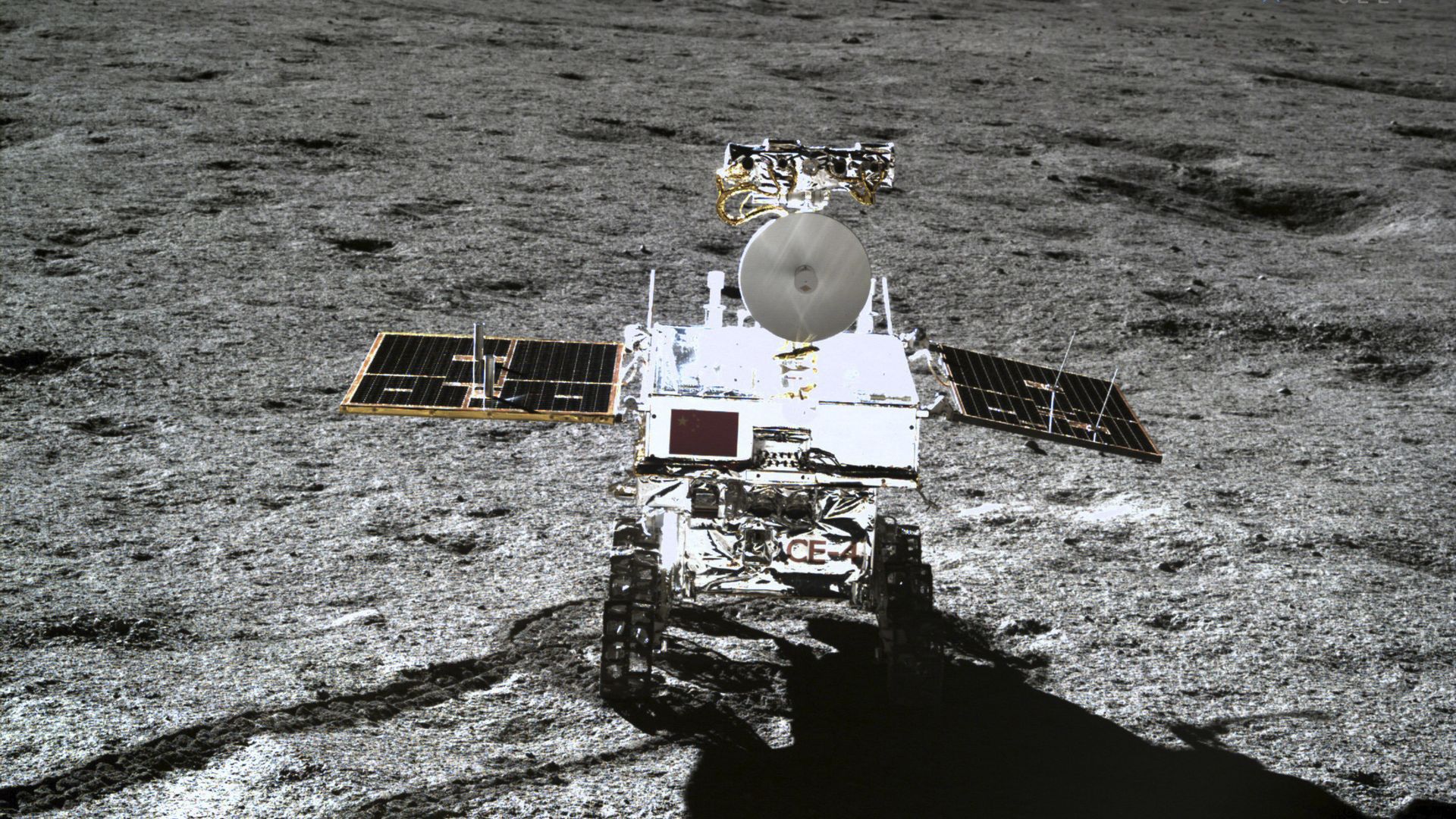 In this photo provided Jan. 12, 2019, by China National Space Administration via Xinhua News Agency, the rover Yutu-2 is seen in a photo taken by the lander of the Chang'e-4 probe on Jan. 11, 2019 In this photo provided Jan. 12, 2019, by China National Space Administration via Xinhua News Agency, the rover Yutu-2 is seen in a photo taken by the lander of the Chang'e-4 probe on Jan. 11, 2019 - Sputnik International, 1920, 04.12.2021