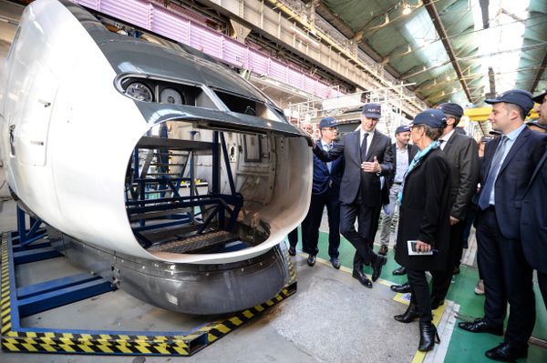 French Finance Minister Bruno Le Maire (left) on a visit to Alstom's main factory in Belfort, eastern France French Finance Minister Bruno Le Maire (left) on a visit to Alstom's main factory in Belfort, eastern France - Sputnik International
