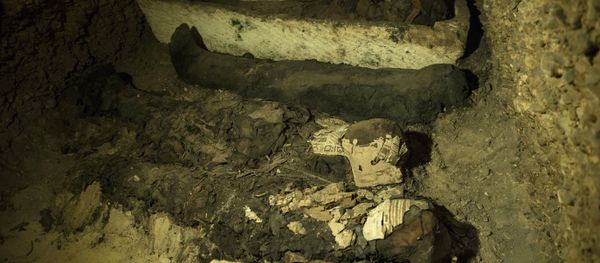 Mummies and other artifacts lie in a recently discovered burial chamber in the desert province of Minya, south of Cairo, Egypt, Saturday, Feb. 2, 2019 - Sputnik International