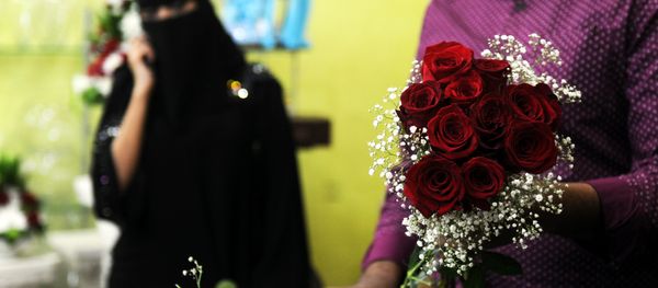 A florist prepares a Valentine's Day bouquet of flowers for a Saudi client at a flower shop in Jeddah on February 14, 2018 - Sputnik International