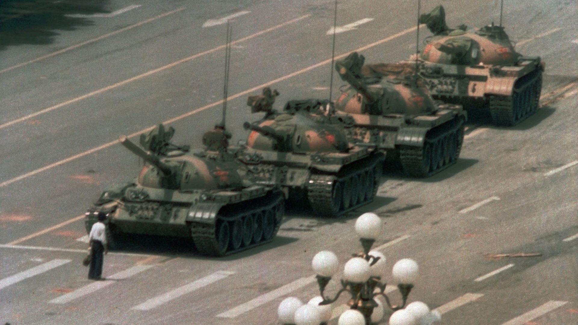 A Chinese man stands alone to block a line of tanks heading east on Beijing's Cangan Blvd. in Tiananmen Square on June 5, 1989 A Chinese man stands alone to block a line of tanks heading east on Beijing's Cangan Blvd. in Tiananmen Square on June 5, 1989 - Sputnik International, 1920, 05.06.2021