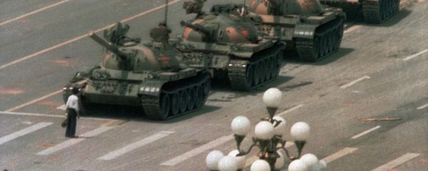 A Chinese man stands alone to block a line of tanks heading east on Beijing's Cangan Blvd. in Tiananmen Square on June 5, 1989 - Sputnik International