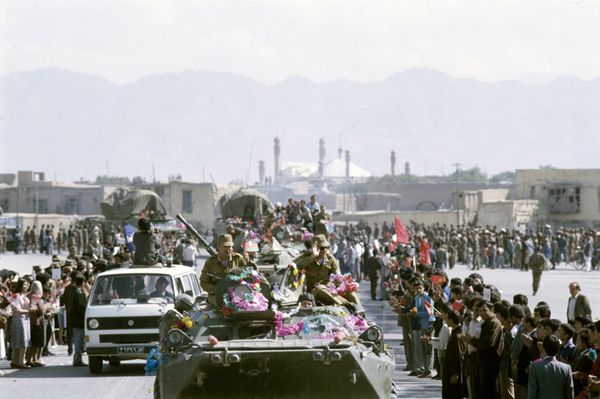 Kunduz residents bid farewell to Soviet troops heading home during the pullout from Afghanistan. - Sputnik International