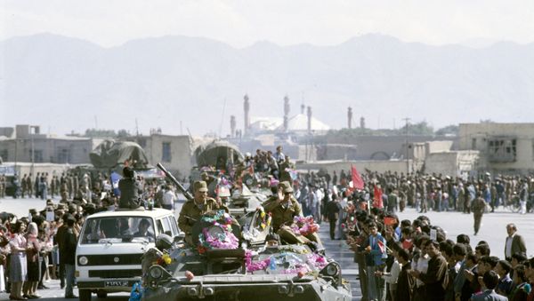 Kunduz residents bid farewell to Soviet troops heading home during the pullout from Afghanistan. - Sputnik International