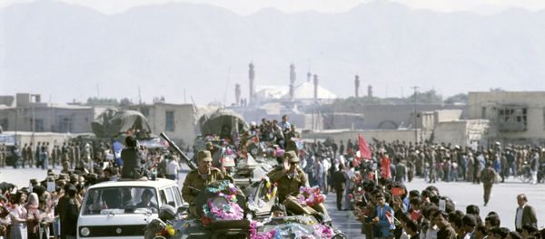 Kunduz residents bid farewell to Soviet troops heading home during the pullout from Afghanistan. - Sputnik International