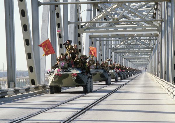 Gradual withdrawal of limited contingent of Soviet forces from the Democratic Republic of Afghanistan (the Islamic Republic of Afghanistan). A column of armored vehicles crosses the Afghan-Soviet border on the Friendship Bridge over the Amu Darya River. Gradual withdrawal of limited contingent of Soviet forces from the Democratic Republic of Afghanistan (the Islamic Republic of Afghanistan). A column of armored vehicles crosses the Afghan-Soviet border on the Friendship Bridge over the Amu Darya River. - Sputnik International