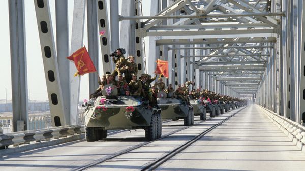 Gradual withdrawal of limited contingent of Soviet forces from the Democratic Republic of Afghanistan (the Islamic Republic of Afghanistan). A column of armored vehicles crosses the Afghan-Soviet border on the Friendship Bridge over the Amu Darya River. - Sputnik International