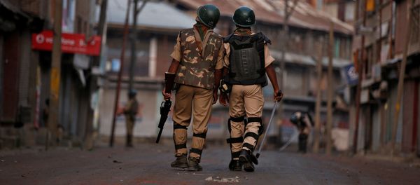 Indian policemen patrol a deserted road during a curfew in Srinagar July 11, 2016. Indian policemen patrol a deserted road during a curfew in Srinagar July 11, 2016. - Sputnik International