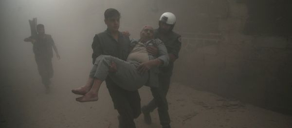 Civil defense members carry an injured man after an air strike in the rebel-held Douma neighbourhood of Damascus, Syria October 12, 2016. - Sputnik International