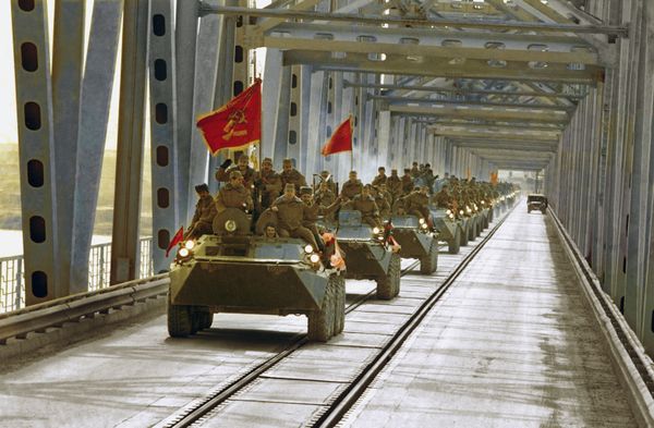 Armoured Vehicles crossing a bridge in the Uzbek city of Termez near the Soviet-Afghan border Armoured Vehicles crossing a bridge in the Uzbek city of Termez near the Soviet-Afghan border - Sputnik International