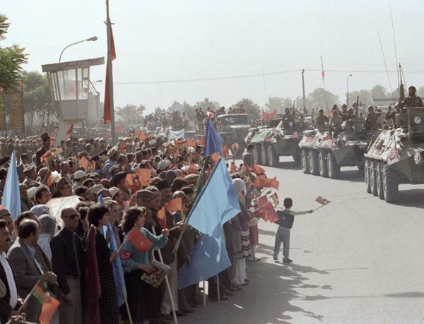 Afghan people watch the Limited Contingent of Soviet Troops heading back home Afghan people watch the Limited Contingent of Soviet Troops heading back home - Sputnik International