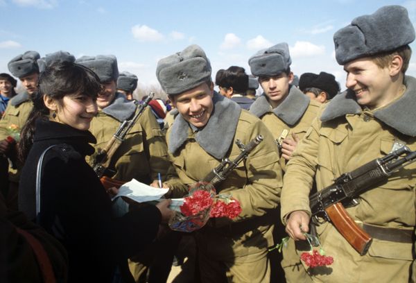 Welcome home ceremony in the Uzbek city of Termez for Soviet soldiers returning from Afghanistan Welcome home ceremony in the Uzbek city of Termez for Soviet soldiers returning from Afghanistan - Sputnik International