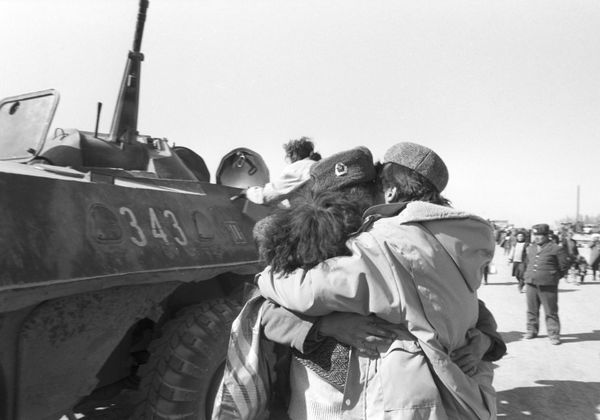Soviet soldier meets his family after withdrawal from Afghanistan. 29 March 1989 Soviet soldier meets his family after withdrawal from Afghanistan. 29 March 1989 - Sputnik International