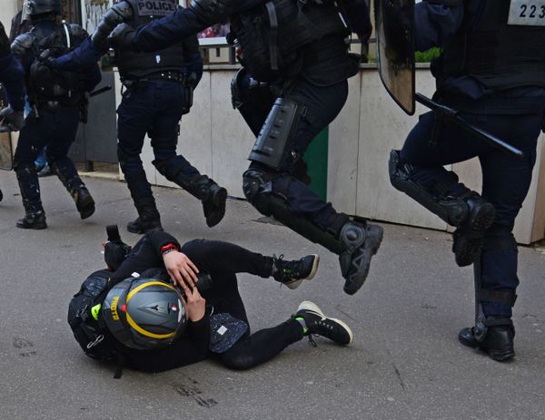 Police Officers and Yellow Vests Protester in Paris - Sputnik International