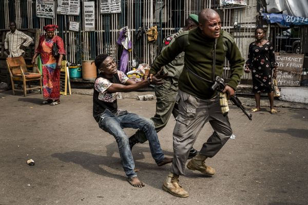 Police Officer Detains Thief at Tafawa Balewa Square in Lagos, Nigeria - Sputnik International