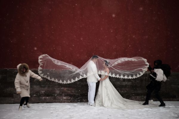 A Wedding Photoshoot During Snowfall in Beijing, China - Sputnik International