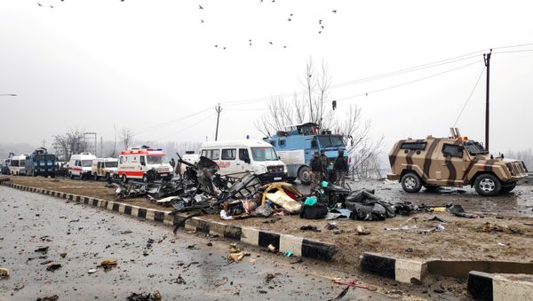 Indian soldiers examine the debris after an explosion in Lethpora in south Kashmir's Pulwama district February 14, 2019 Indian soldiers examine the debris after an explosion in Lethpora in south Kashmir's Pulwama district February 14, 2019 - Sputnik International