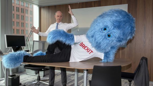 Dutch foreign minister Stef Blok poses with Brexit monster. - Sputnik International