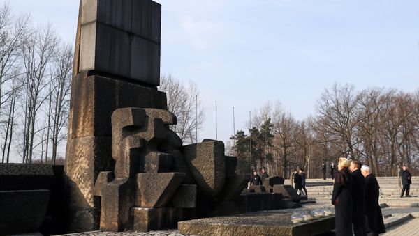 US Vice President Mike Pence with his wife Karen and Poland's President Andrzej Duda with first lady Agata Kornhauser-Duda stand at the Monument to the Victims at the former Nazi German concentration and extermination camp Auschwitz II-Birkenau, near Oswiecim, Poland, February 15, 2019. - Sputnik International