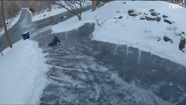 Salty Surprise: Homeowner Slips and Slides Down Driveway - Sputnik International