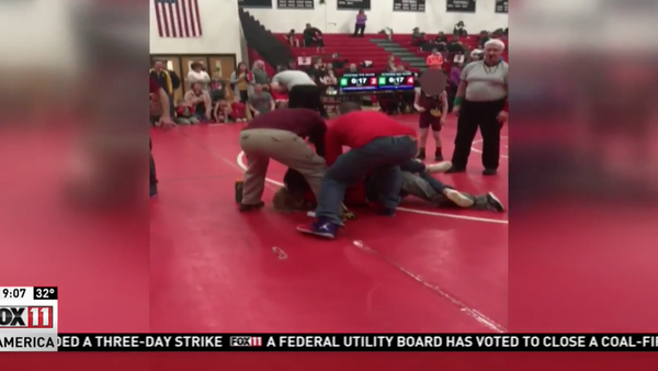 Wrestling match ruined by brawling parents - Sputnik International