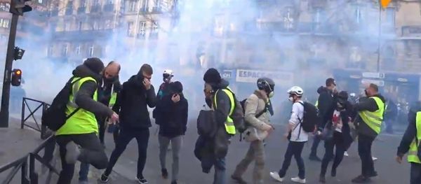 Police Reportedly Begin Using Tear Gas on Yellow Vests Protesters Police Reportedly Begin Using Tear Gas on Yellow Vests Protesters - Sputnik International